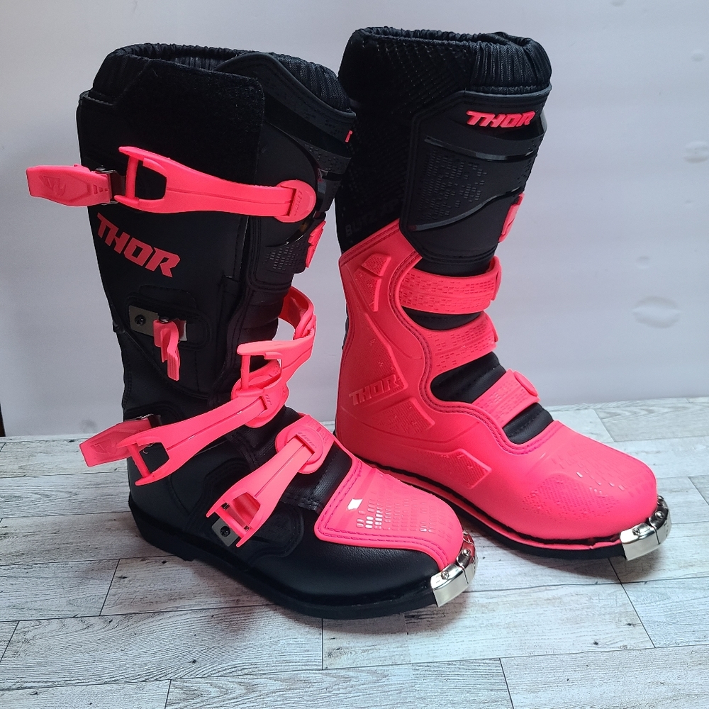 NWT Thor Motocross Women's Size 7 Black and Pink Dirt Bike Boots